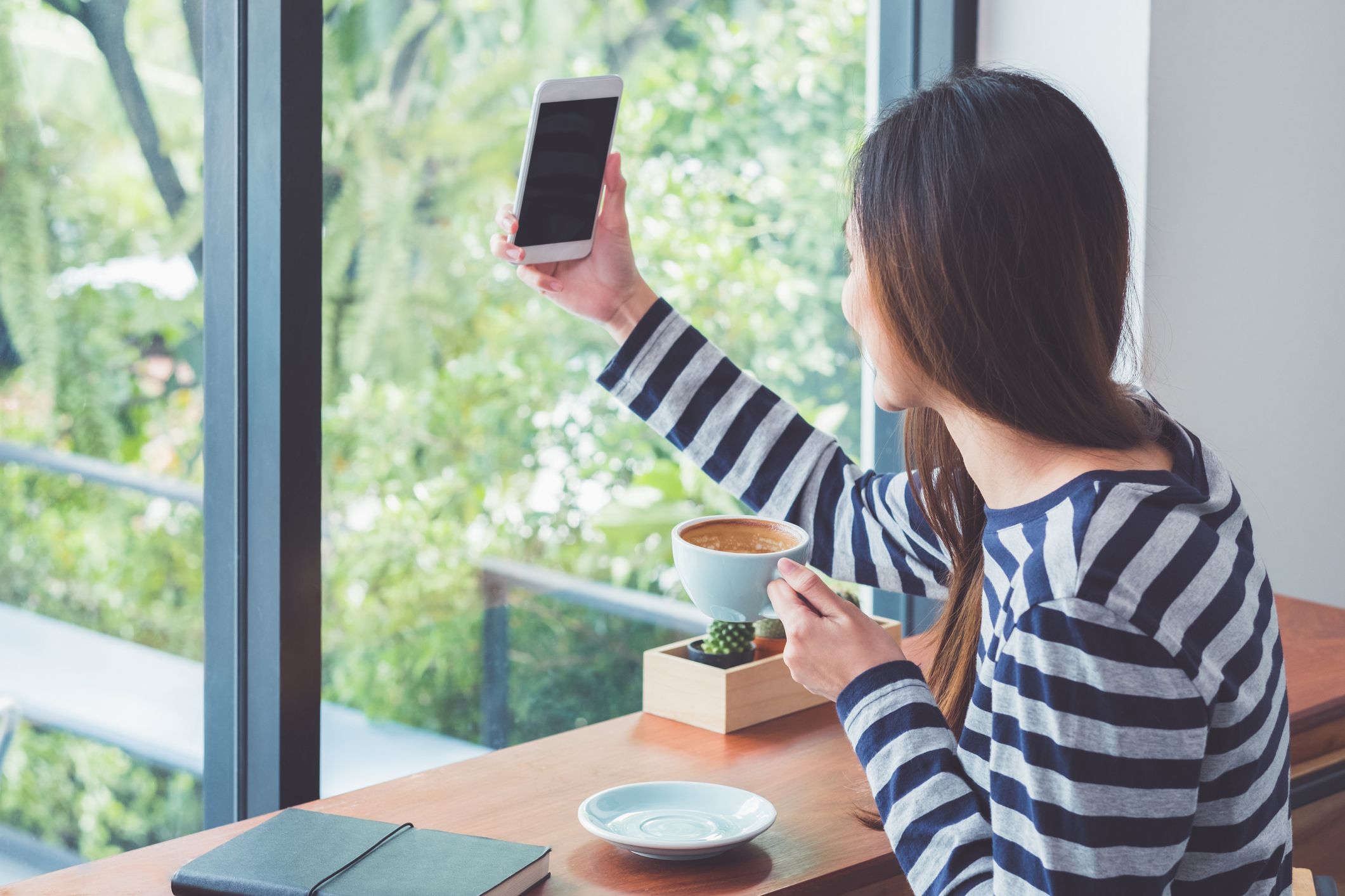 Celebrity bloggers: the implications of a blurred personal and professional life on social media
